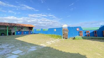 En la playa, playa de arena blanca y bar en la playa
