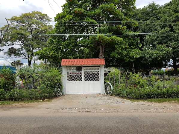 Fachada de la propiedad