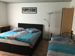 2 bedrooms, desk, WiFi, bed sheets - Apartment with 2 rooms, kitchen, bathroom and terrace (Ludwigsthal)