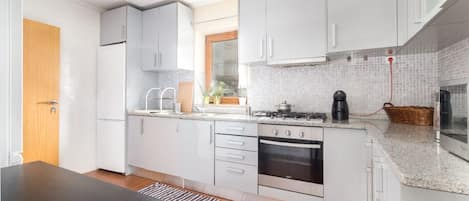 Nevera en la zona común y microondas en la zona común