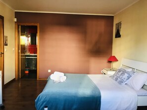 Suite urbana, baño privado | Cortinas blackout, insonorización y tabla de planchar con plancha 