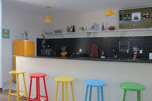 Fridge, microwave, stovetop - Massambaba Hostel (Arraial do Cabo)