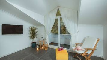 32-inch LCD TV with satellite channels, TV