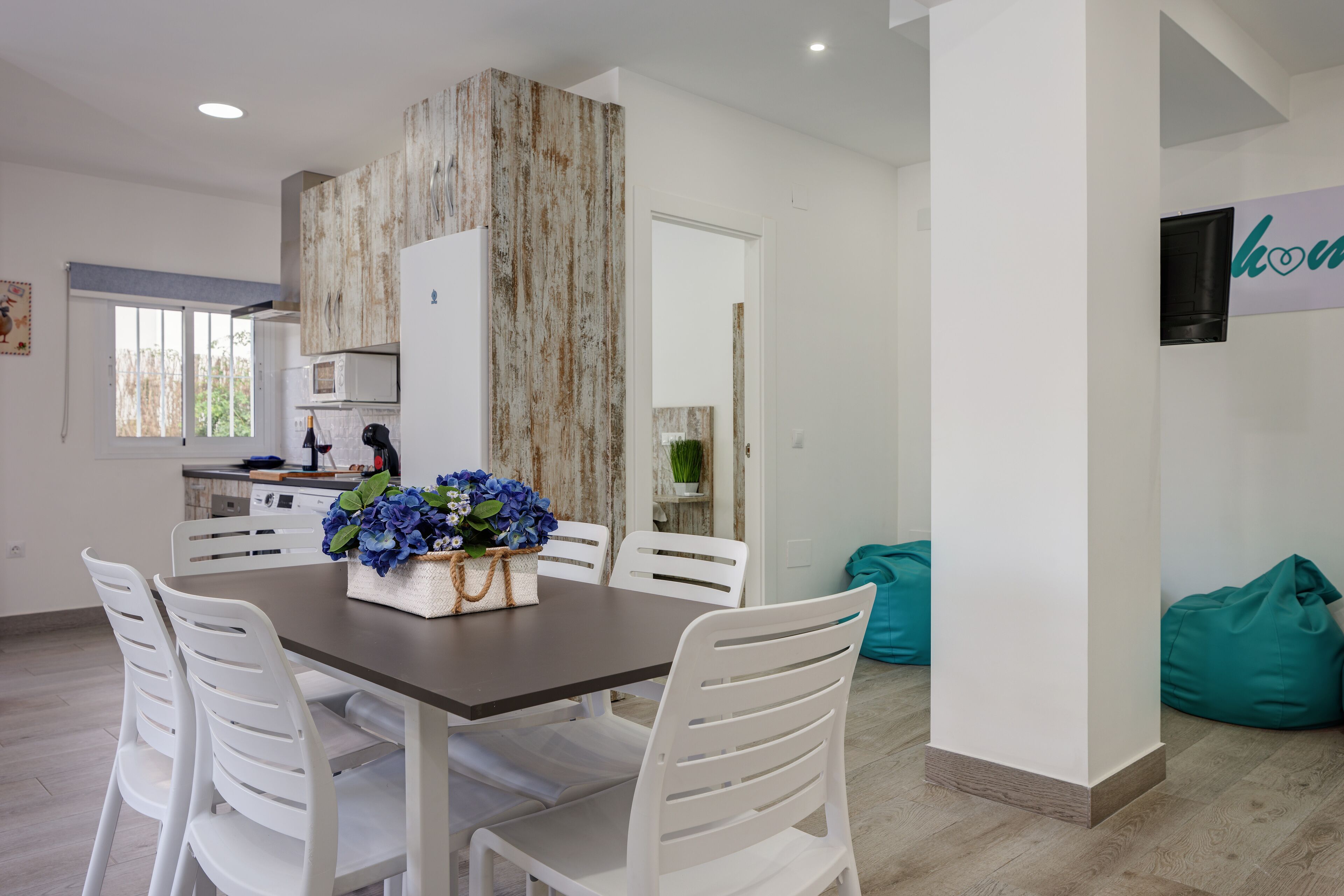 Exclusieve villa, 3 slaapkamers (Villa Conchita By Seric) | Woonkamer | Een 50-inch flatscreentelevisie met kabelzenders en een televisie