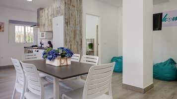 Exclusieve villa, 3 slaapkamers (Villa Conchita By Seric) | Woonkamer | Een 50-inch flatscreentelevisie met kabelzenders en een televisie