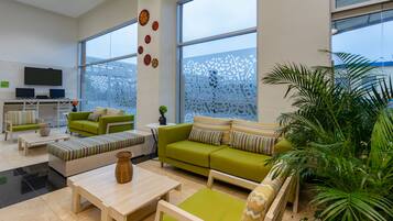 Área de estar no saguão