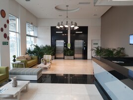 Área de estar no saguão