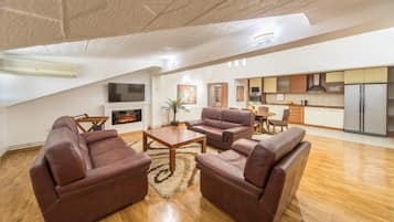 Deluxe Apartment | Living area | Flat-screen TV