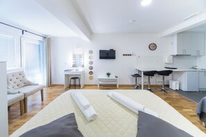 Premium Studio | Premium bedding, laptop workspace, soundproofing, iron/ironing board - F Apartmani Kragujevac - Luxuary Business Suites (Kragujevac)