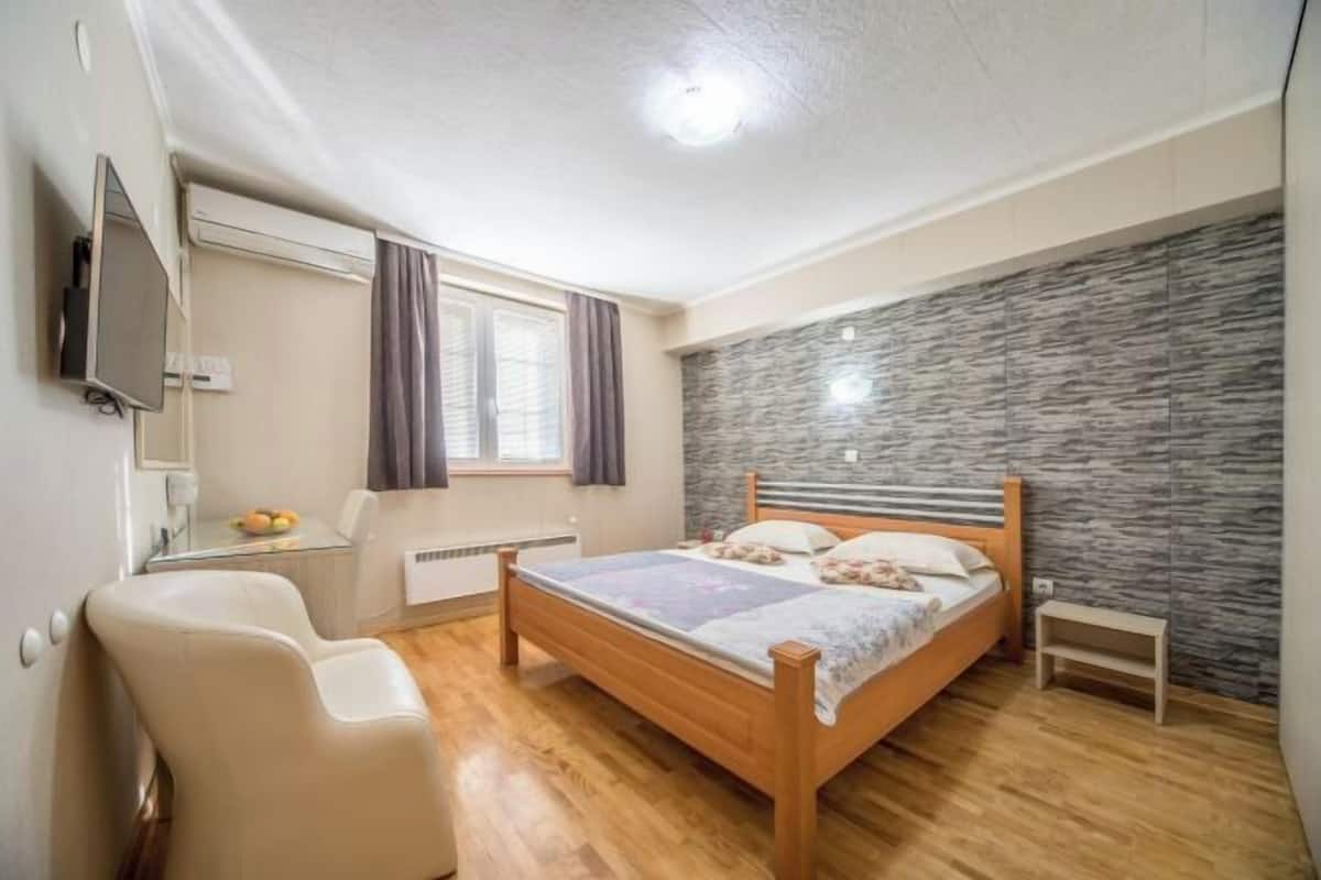1 bedroom, premium bedding, laptop workspace, soundproofing