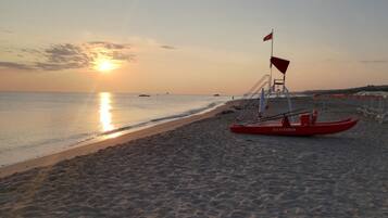 Ein Strand mit einem Rettungsboot und einem Rettungsturm.