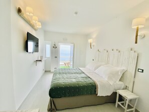 Kahden hengen superior-huone, merinäköala, meren rannalla | Minibaari, yksilöllisesti kalustettu, pimennysverhot, äänieristys