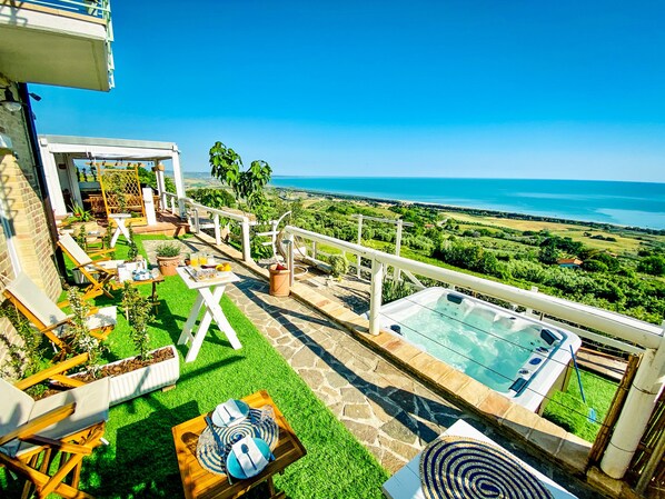 Kahden hengen superior-huone, merinäköala, meren rannalla | Minibaari, yksilöllisesti kalustettu, pimennysverhot, äänieristys