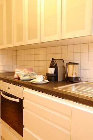 Appartement | Gemeenschappelijke keuken | Een koelkast, een kookplaat, een espressoapparaat