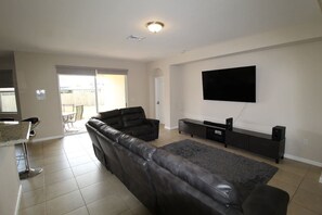 Casa, 4 habitaciones (3 Bathrooms - 12748) | Área de sala de estar | Smart TV de 65 pulgadas con canales por cable, televisión y Netflix