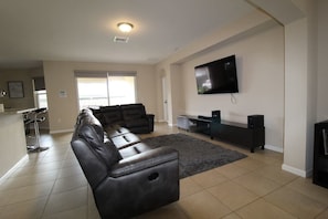 Maison, 4 chambres (3 Bathrooms - 12748) | Coin séjour