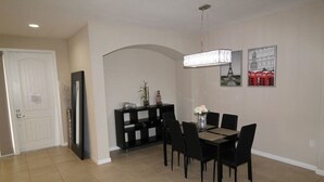In-room dining - 4BR 3BA House in Miami by ASVR-12748 (Miami)
