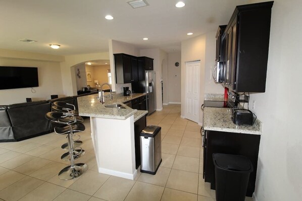 Casa, 4 habitaciones (3 Bathrooms - 12748) | Cocina privada | Refrigerador con congelador, microondas, horno y parrilla de estufa