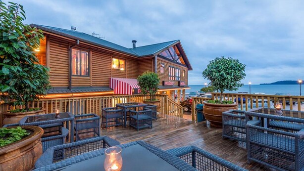 Un bâtiment en bois avec une enseigne indiquant « HÔTEL WELLER » sur le côté.