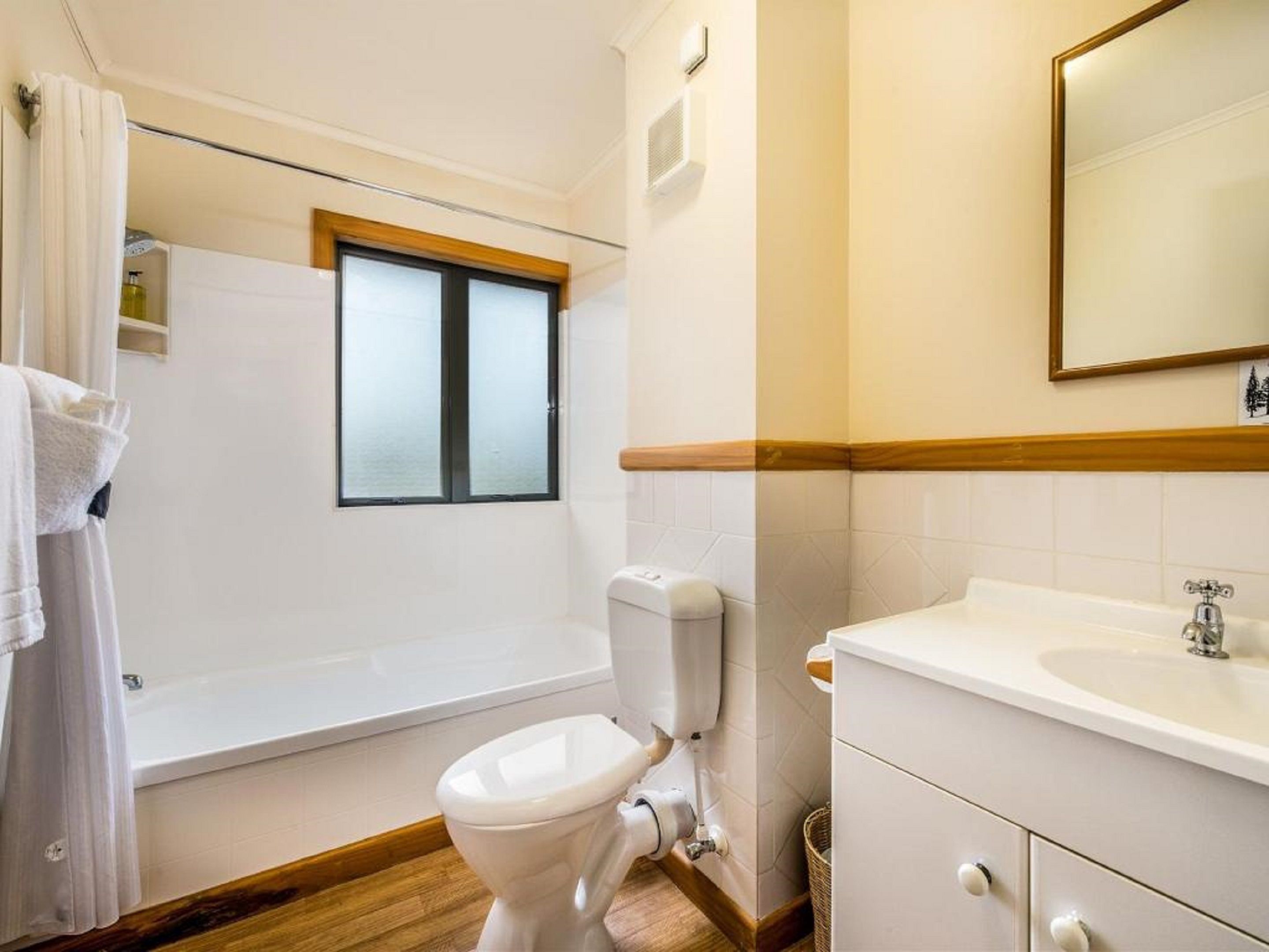 Un bagno con vasca, WC e lavandino.