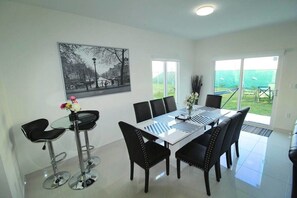 Deluxe House, 4 Bedrooms (4 Bathrooms - 26167) | In-room dining