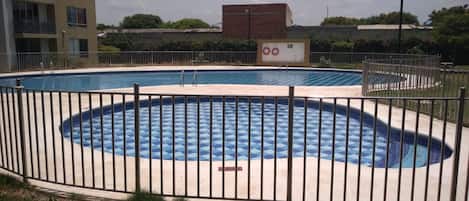 Piscine extérieure, parasols de plage, chaises longues