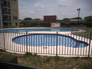 Ulkouima-allas avoinna 10.00–18.00, aurinkovarjoja, aurinkotuoleja