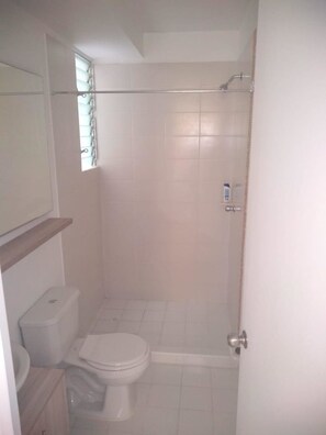 Comfort-Apartment, 3 Schlafzimmer, Poolzugang | Badezimmer | Dusche, Regendusche