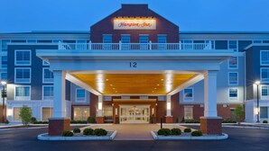 A Hampton Inn hotel with a prominent entrance, a covered walkway, and a balcony with railings. - Hampton Inn Cape Cod Canal (Buzzards Bay)