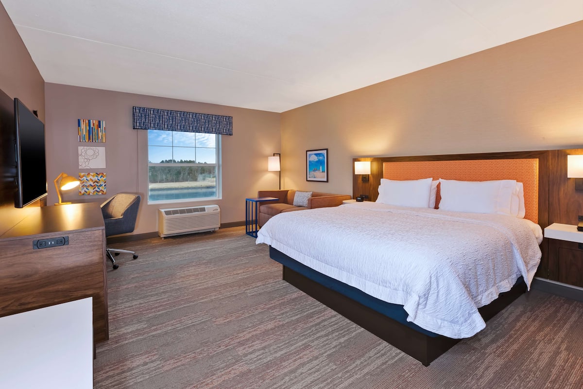 Room, Bay View | Living area | LCD TV