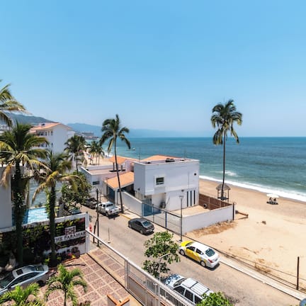 Premium Double Queen oceanfront suite | Balcony view