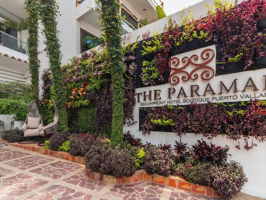 Ein Hotel Eingang mit einem Schild, auf dem steht: The Paramar Beachfront Hotel Boutique Puerto Vallarta.