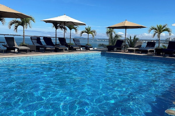 Kolam renang terbuka, dibuka dari pukul 9:00 hingga 21:00, payung kolam