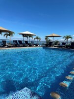 Piscina all'aperto, ombrelloni da piscina, lettini