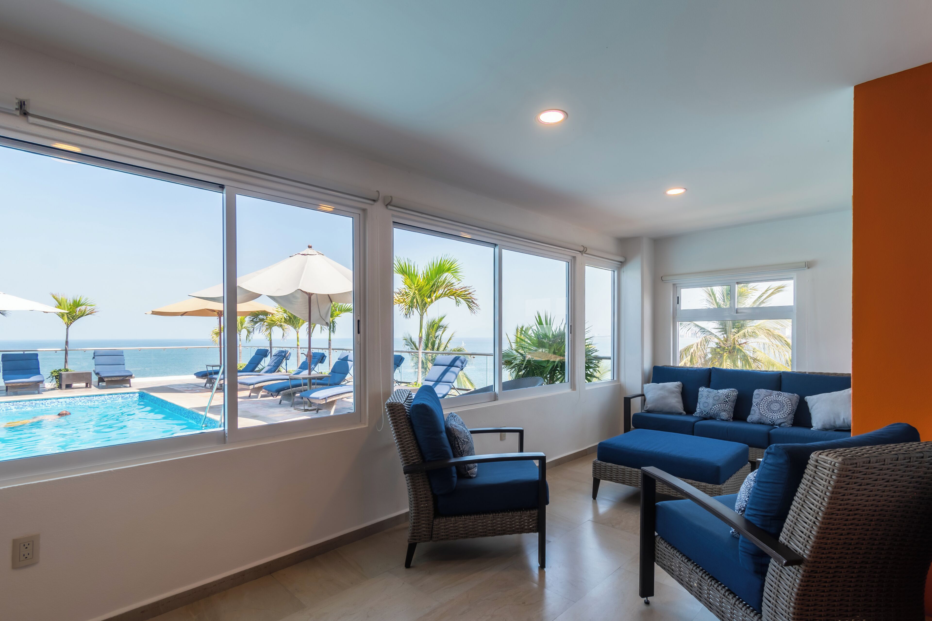 頂級頂層客房, 多張床, 私人泳池, 海濱 | 客廳 | 40 吋智能電視連有線電視頻道、電視