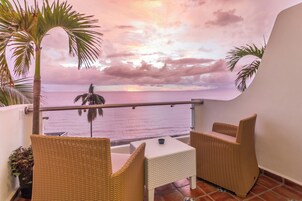 Deluxe King Suite with full Pacific Ocean Views | Balcony view