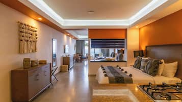 Premium studio suite, meerdere bedden, balkon, aan het strand | Lakens van Egyptisch katoen, luxe beddengoed, donzen dekbedden