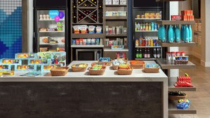 Un espace de libre-service proposant une variété de boissons et d’en-cas.