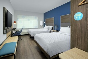 Habitación, 2 camas de matrimonio | Caja fuerte, escritorio, cortinas opacas y wifi gratis