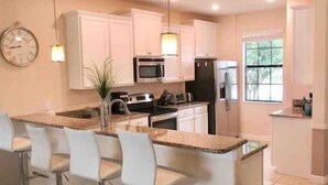 Maison, 5 chambres (4.5 Bathrooms - 1429) | Cuisine privée | Réfrigérateur, micro-ondes, four, lave-vaisselle