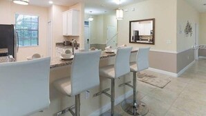 Maison, 5 chambres (4.5 Bathrooms - 1429) | Cuisine privée | Réfrigérateur, micro-ondes, four, lave-vaisselle