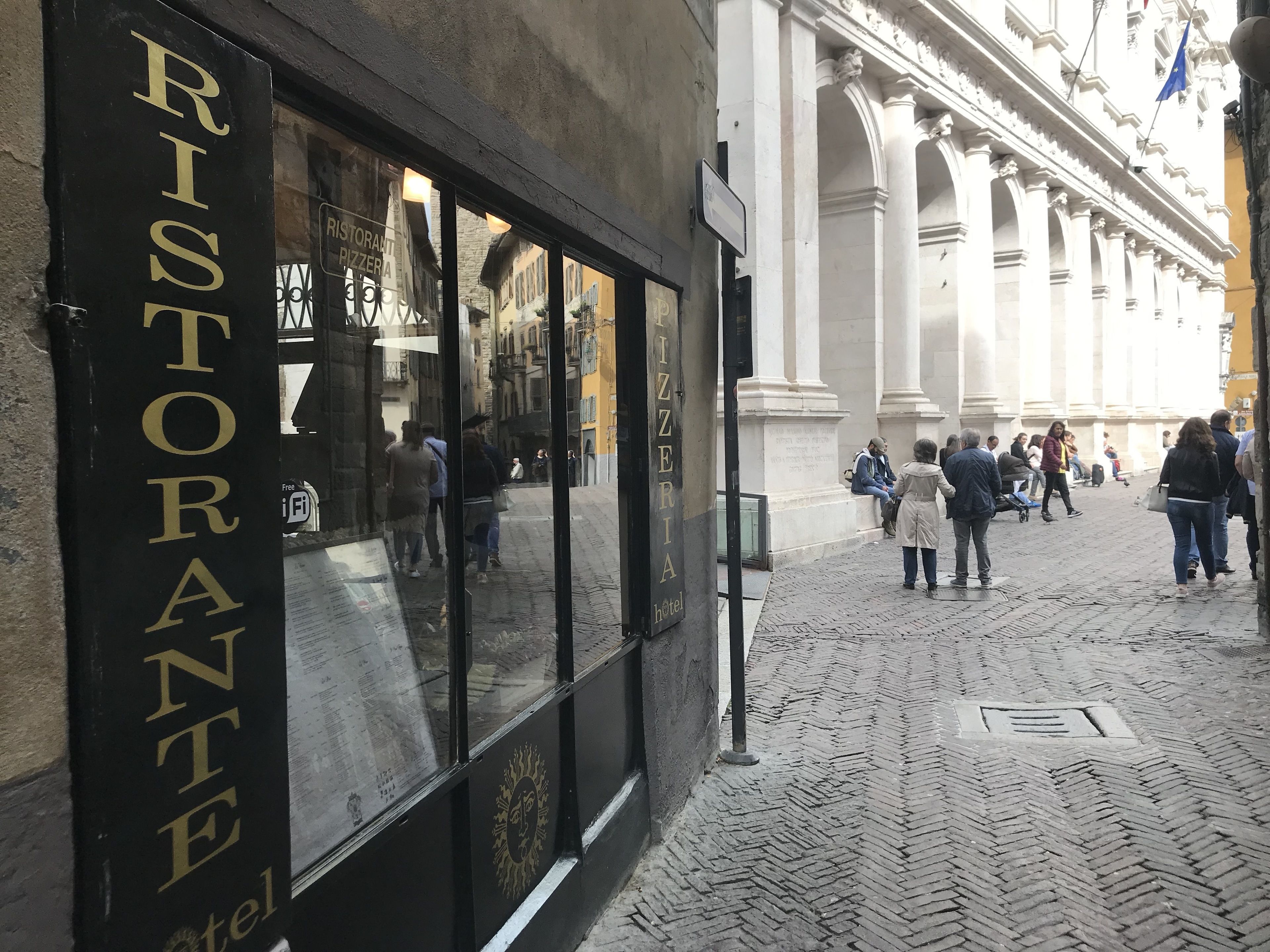 A building with a sign reading "RISTORANTE hotel".