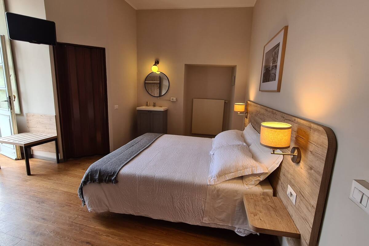 superior double or twin room | down duvets, desk, laptop workspace, free wifi