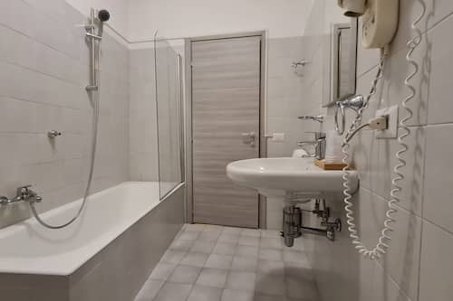 Habitación triple superior | Edredones de plumas, escritorio, espacio para trabajar con un portátil
