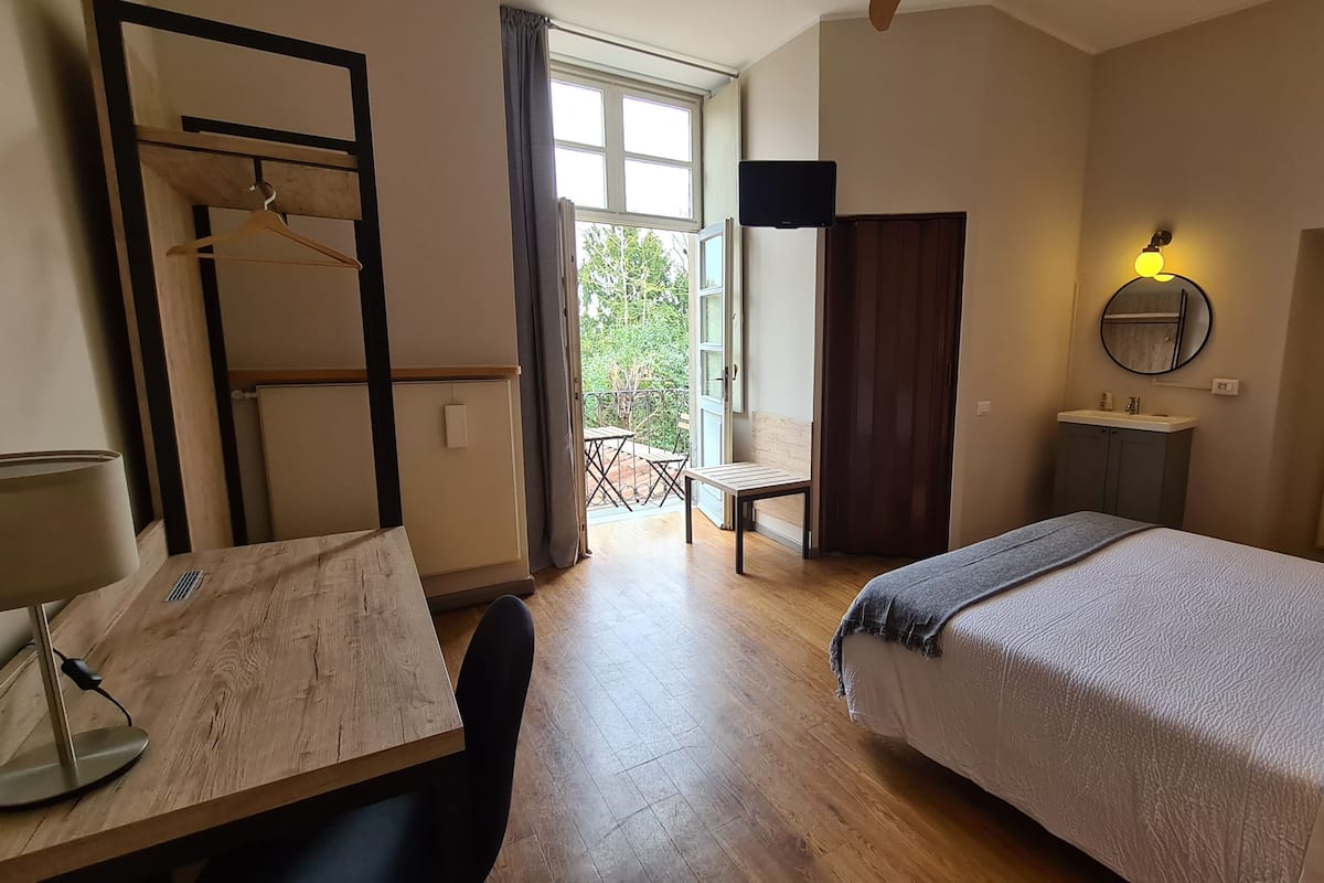 superior double or twin room | down duvets, desk, laptop workspace, free wifi