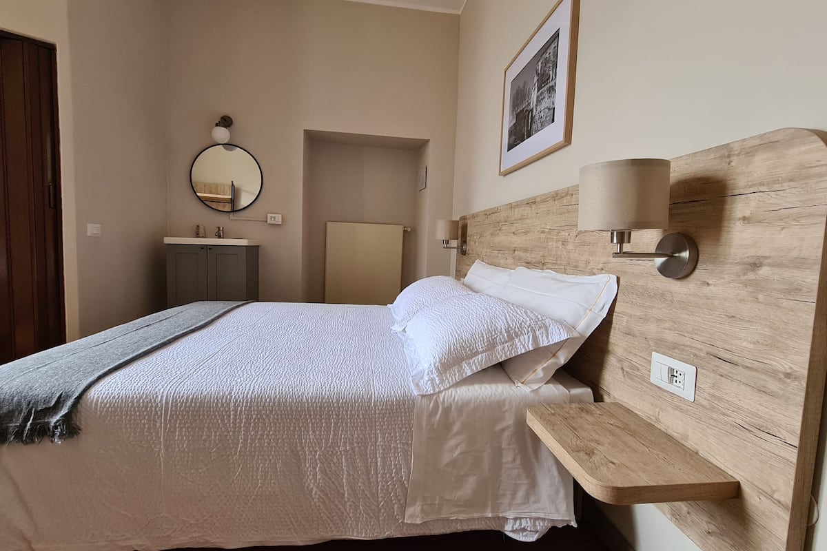 superior double or twin room | down duvets, desk, laptop workspace, free wifi