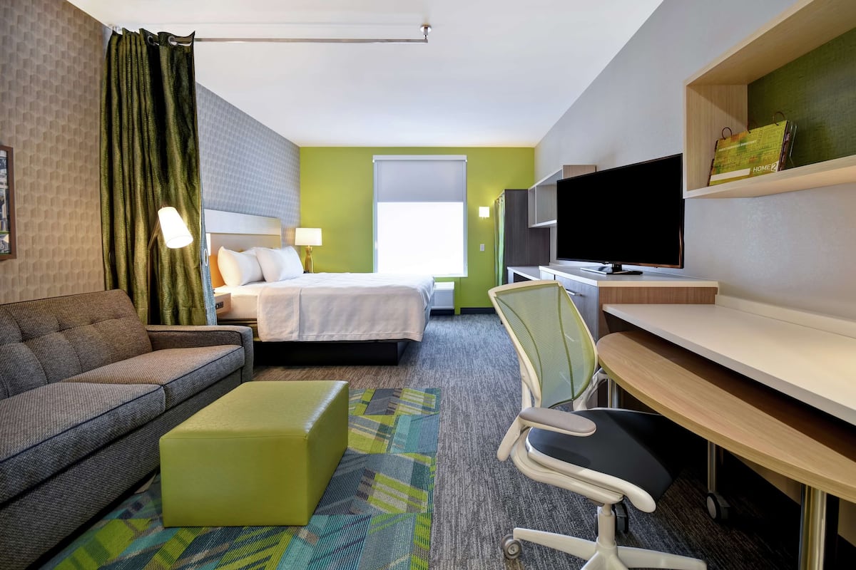 1 bedroom, free wired Internet, bed sheets