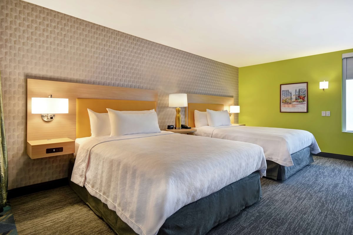 Studio, 2 Queen Beds, Accessible, Bathtub (Mobility & Hearing) | 1 bedroom, free wired Internet, bed sheets