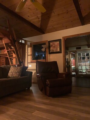 Smart TV, fireplace, books - TomKat Oasis, Hosting, Private Bungalow & Parking. 1000 SQ-FT. Maximum 4 Guests (Atascadero)