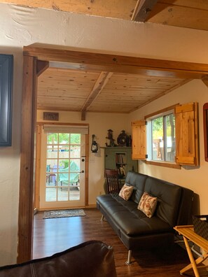 Smart TV, fireplace, books - TomKat Oasis, Hosting, Private Bungalow & Parking. 1000 SQ-FT. Maximum 4 Guests (Atascadero)